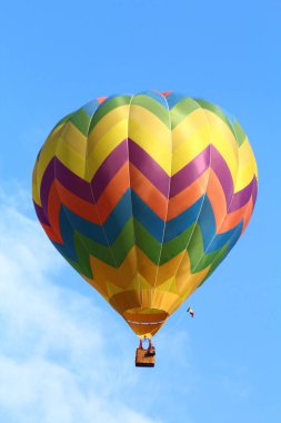 Ballons Festivali - Balon Festivali, şehir parkında sıcak hava balonları sergisi. Mavi gökyüzü bir arka plan karşı uçuş sıcak hava balonu.