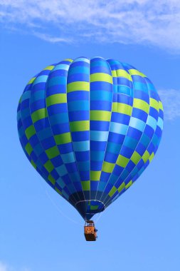 Ballons Festivali - Balon Festivali, şehir parkında sıcak hava balonları sergisi. Mavi gökyüzü bir arka plan karşı uçuş sıcak hava balonu.