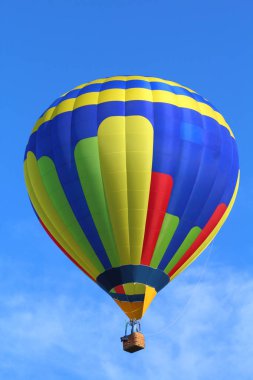 Ballons Festivali - Balon Festivali, şehir parkında sıcak hava balonları sergisi. Mavi gökyüzü bir arka plan karşı uçuş sıcak hava balonu.