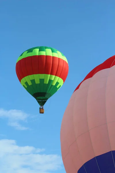 Φεστιβάλ Μπαλόν Φεστιβάλ Μπαλόνια Έκθεση Αερόστατα Θερμού Αέρα Στο Πάρκο — Φωτογραφία Αρχείου