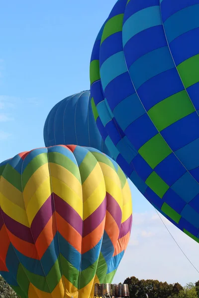 球类节 气球节 在城市公园热气球展览 热气球在准备飞行和在背景热气球在飞行中盘旋 — 图库照片