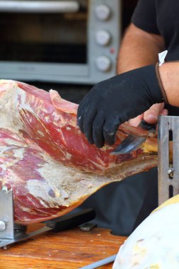 aşçı et bıçağı ile terbiyeli jambon bazı dilimleri keser