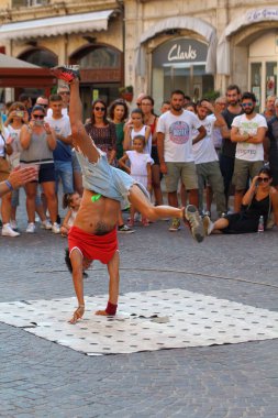 Ferrara, Italia - 01 Eylül 2019: Ferrara Buskers Festivali, 24-1 Eylül tarihleri arasında, sokak sanatına adanmıştır. Dansçılar sokakta gösteri yapıyor. Macaristan 'dan Sanatçılar - Dansçılar.