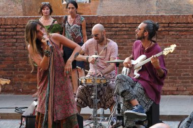 Ferrara, Italia - 01 Eylül 2019: Ferrara Buskers Festivali, 24-1 Eylül tarihleri arasında, sokak sanatına adanmıştır. Sanatçılar şarkılarını sokakta söylüyorlar. İtalya 'dan sanatçılar Ambramarie.