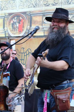 Ferrara, Italia - 01 Eylül 2019: Ferrara Buskers Festivali, 24-1 Eylül tarihleri arasında, sokak sanatına adanmıştır. Avustralya, Danimarka, İsveç ve Çek Cumhuriyeti 'nden Sanatçılar Kaçak İçki.