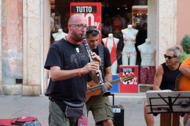 Ferrara, Italia - 01 Eylül 2019: Ferrara Buskers Festivali, 24-1 Eylül tarihleri arasında, sokak sanatına adanmıştır. Sanatçılar şarkılarını sokakta söylüyorlar. İtalya 'dan Sanatçılar Egin.