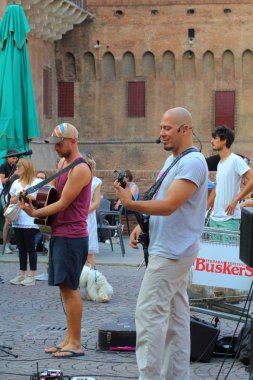 Ferrara, Italia - 01 Eylül 2019: Ferrara Buskers Festivali, 24-1 Eylül tarihleri arasında, sokak sanatına adanmıştır. Avustralya, Danimarka, İsveç ve Çek Cumhuriyeti 'nden Sanatçılar Kaçak İçki.