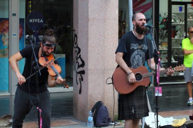Ferrara, Italia - 01 Eylül 2019: Ferrara Buskers Festivali, 24-1 Eylül tarihleri arasında, sokak sanatına adanmıştır. Sanatçılar şarkılarını sokakta söylüyorlar. İtalya 'dan sanatçılar Jumboreel.