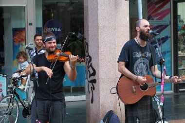 Ferrara, Italia - 01 Eylül 2019: Ferrara Buskers Festivali, 24-1 Eylül tarihleri arasında, sokak sanatına adanmıştır. Sanatçılar şarkılarını sokakta söylüyorlar. İtalya 'dan sanatçılar Jumboreel.