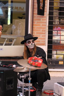 Ferrara, Italia - 01 Eylül 2019: Ferrara Buskers Festivali, 24-1 Eylül tarihleri arasında, sokak sanatına adanmıştır. Sanatçılar şarkılarını sokakta söylüyorlar. Avustralyalı sanatçılar Kallidad.