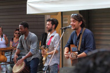 Ferrara, Italia - 01 Eylül 2019: Ferrara Buskers Festivali, 24-1 Eylül tarihleri arasında, sokak sanatına adanmıştır. Sanatçılar şarkılarını sokakta söylüyorlar. İtalya ve İspanya 'dan sanatçılar Loop' n Loompa.
