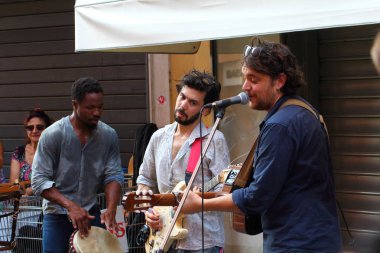 Ferrara, Italia - 01 Eylül 2019: Ferrara Buskers Festivali, 24-1 Eylül tarihleri arasında, sokak sanatına adanmıştır. Sanatçılar şarkılarını sokakta söylüyorlar. İtalya ve İspanya 'dan sanatçılar Loop' n Loompa.