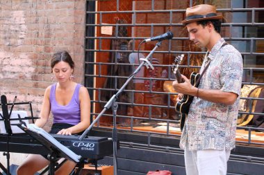 Ferrara, Italia - 01 Eylül 2019: Ferrara Buskers Festivali, 24-1 Eylül tarihleri arasında, sokak sanatına adanmıştır. Sanatçılar şarkılarını sokakta söylüyorlar. Sanatçılar Riccardo Aldini ve İtalyan grubu.
