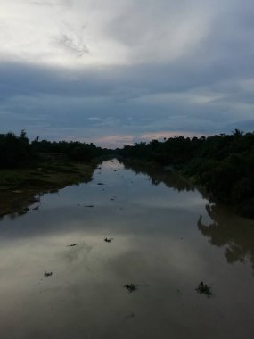 Mavi gökyüzünün altında güzel bir nehrin fotoğrafı 