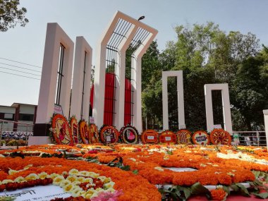 Shaheed Minar, Bangladeş 'in tarihi simgesidir. 21 Şubat, Uluslararası Ana Dil Günü. Tamamen süslü Shahid Minar çiçeklerle.