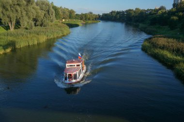 - Rusya. Tambov bölgesi. Tambov. Tsna Nehri 'nde tekne gezisi