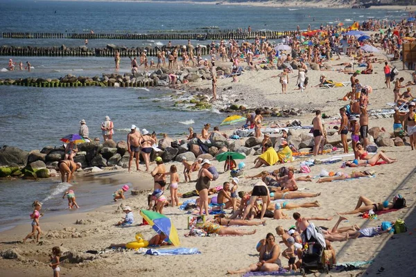 La gente se relaja en la playa — Foto de Stock