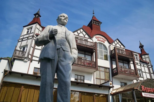 Kurhaus Krantz Hotel en Lenin Monument — Stockfoto