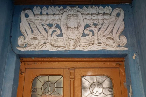 Stucco molding above the entrance to the entrance of an old German house — Stock Photo, Image