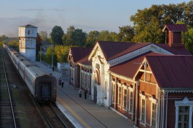 Shuya 'daki tren istasyonu. Tren Peronne 'da..