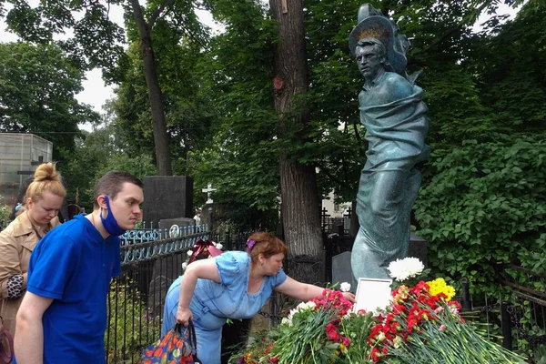 Een monument voor Vladimir Vysotsky op zijn graf. — Stockfoto