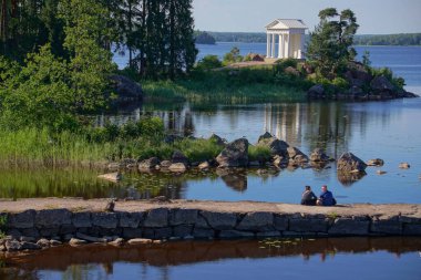  Vyborg Körfezi kıyısındaki Rocky peyzaj parkı Mon Repos.