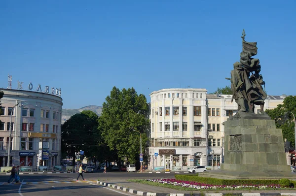 Uitzicht op de stad Novorossiysk op een zonnige zomerdag — Stockfoto