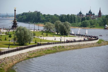 Yaroslavl şehrinin manzarası. Ok at. İki nehrin birleşmesi.