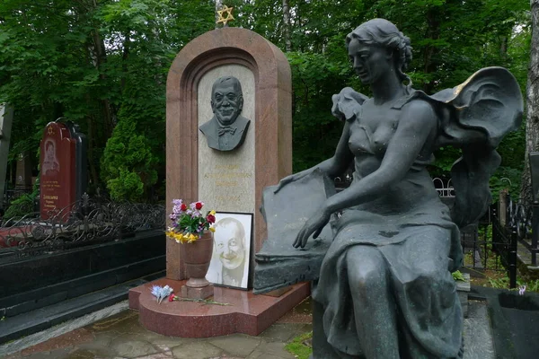 Het graf van de beroemde Russische schrijver Arkady Weiner. — Stockfoto