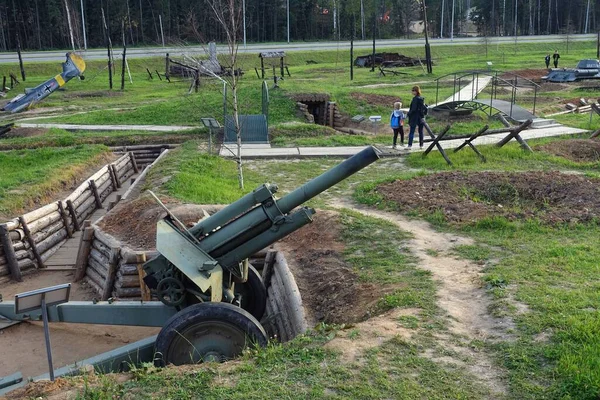 Dělostřelecké zbraně sovětské armády v Patriot Parku. — Stock fotografie
