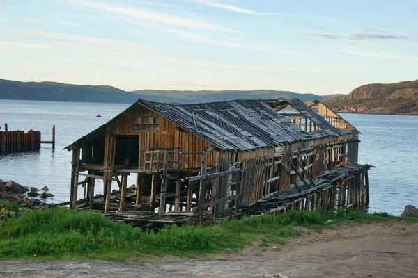 Старый разрушенный деревянный дом у моря — стоковое фото