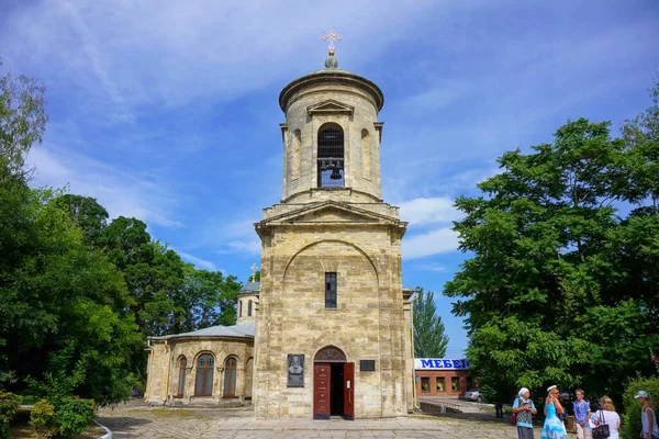 República da Crimeia. Kerch. Igreja de João Batista, turistas que visitam o templo — Fotografia de Stock