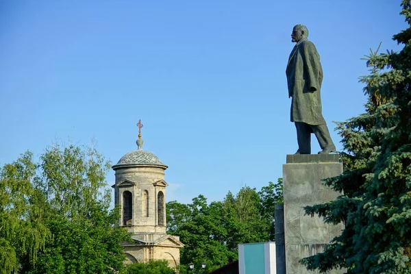 Monument voor Lenin op de achtergrond van de Kerk van Johannes de Doper — Stockfoto