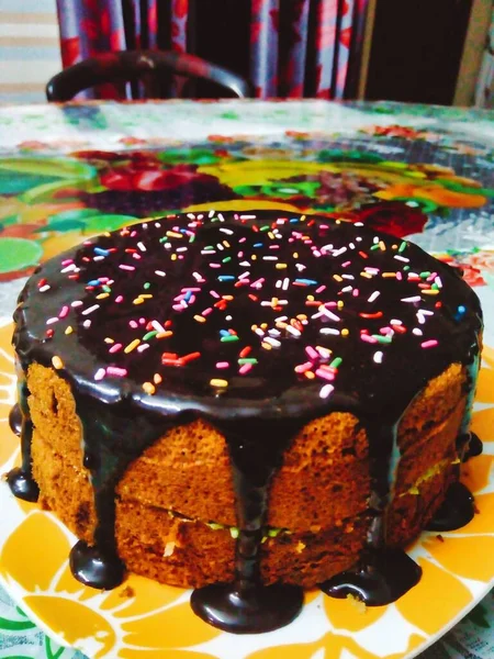 Pastanın Üzerinde Yuvarlanan Çikolatalı Küçük Şeker Toplu Lezzetli Pasta — Stok fotoğraf