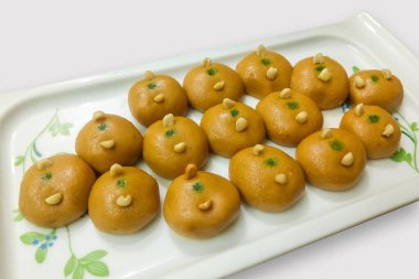Güzel bir tepsi beyaz arka plan fotoğrafında geleneksel Hint usulü tatlı besan ladoo.