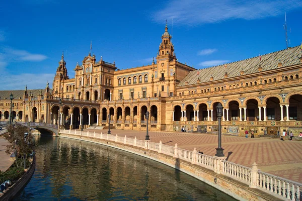 İspanya 'nın Sevilla kentindeki Plaza de Espaa Meydanı.