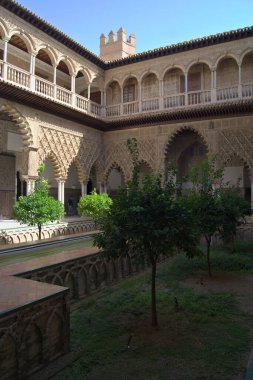 Sevilla Kraliyet Alcazar avlusunda (Endülüs, İspanya).