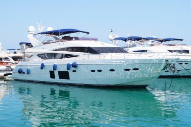 Puerto Banus 'ta lüks yat (Marbella, İspanya).