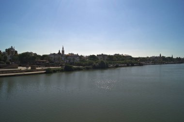 Guadalquivir nehri Seville 'deki (Endülüs, İspanya) Triana Köprüsü' nden Salt Pier ve Paseo Colon Bulvarı 'ndan geçerken görülmektedir.).