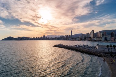 Benidorm şehrinin güzel bir günbatımı manzarası. Sahillerini ve gökdelenlerini görebiliyorsunuz.).