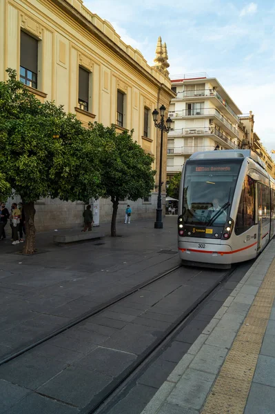 塞维利亚市 西班牙安达卢西亚 的现代电动车穿过名为 Avenida Constitucin 的主要大街 — 图库照片