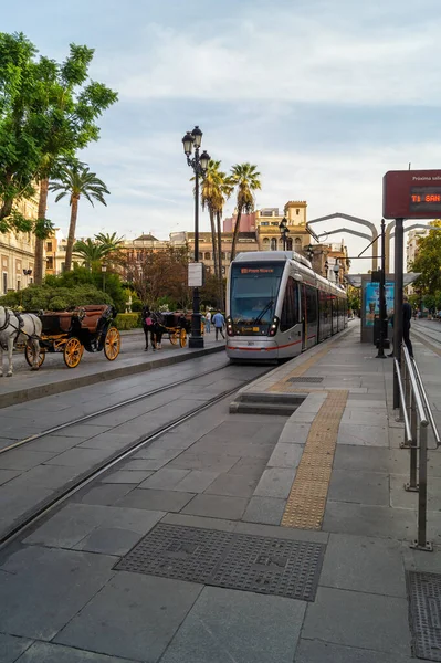 塞维利亚市的有轨电车是游览这座城市的最佳方式之一 西班牙安达卢西亚 — 图库照片