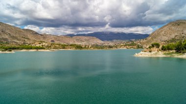 Villajoyosa 'daki (Alicante, İspanya) Amadorio rezervuarının nefes kesici manzarası ve onu çevreleyen vahşi doğa. Bataklıkta güneşli bir gün ama dağlardan kara bulutlar yaklaşıyor.. 