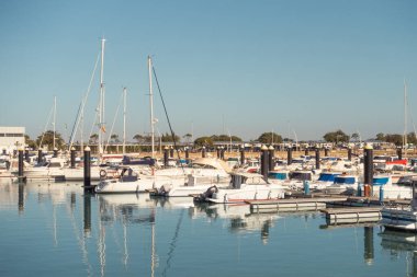 Chipiona, İspanya; 18 Ocak 2025: Yelkenliler ve eğlence tekneleri Chipiona 'daki marinaya yanaştı.