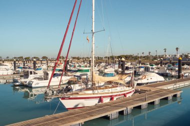 Chipiona, İspanya; 18 Ocak 2025: Yelkenliler ve eğlence tekneleri Chipiona 'daki marinaya yanaştı.