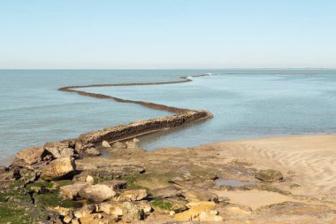 Chipiona 'daki balık tuzaklarının manzarası. Chipiona 'daki balık ağıllarının manzarası.
