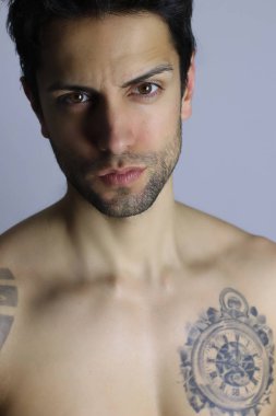 Şehvetli çok yakışıklı bir adam portresi 