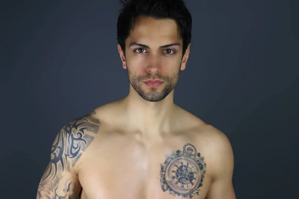Hombre Muy Guapo Con Tatuajes Aislado Gris —  Fotos de Stock
