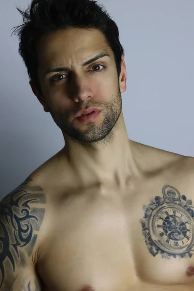 Πολύ Όμορφος Άντρας Τατουάζ Απομονώνονται Γκρι — Φωτογραφία Αρχείου