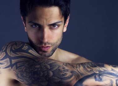 Genç yakışıklı adam koyu arka plan modern ve dramatik fotoğrafı yakın çekim yüz